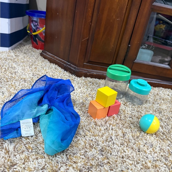 The Explorer Lovevery Play Kit - Picture 1 of 1